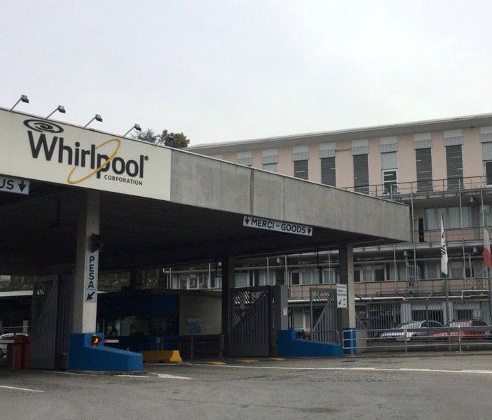L'ingresso dello stabilimento Whirlpool di Cassinetta