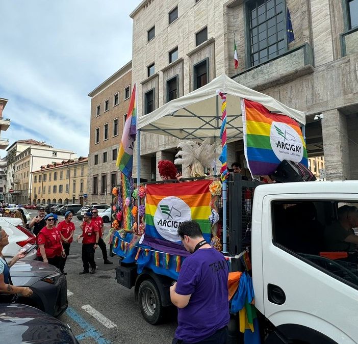 Il corteo del Pride nel cuore di Varese (Foto e video di Alessandro Umberto Galbiati)