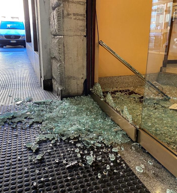 Portone in frantumi nel sottopasso di via Carrobbio: «Qui va sempre peggio»