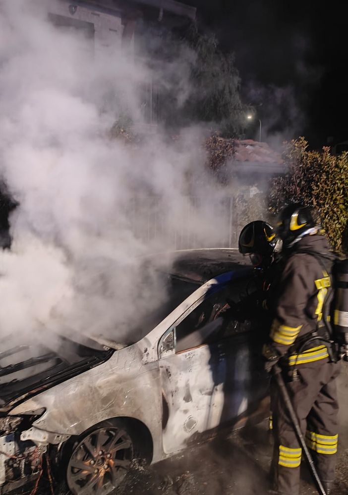 FOTO. Castiglione Olona, due vetture a fuoco nella notte