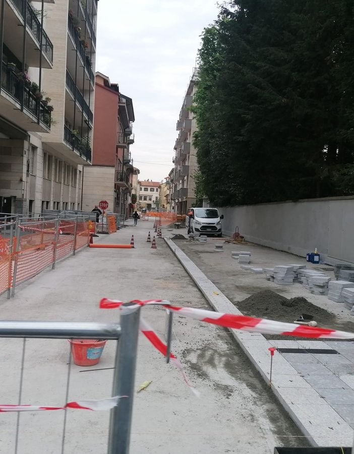 La ztl di via Del Cairo prende forma, iniziata la posa della pavimentazione in granito