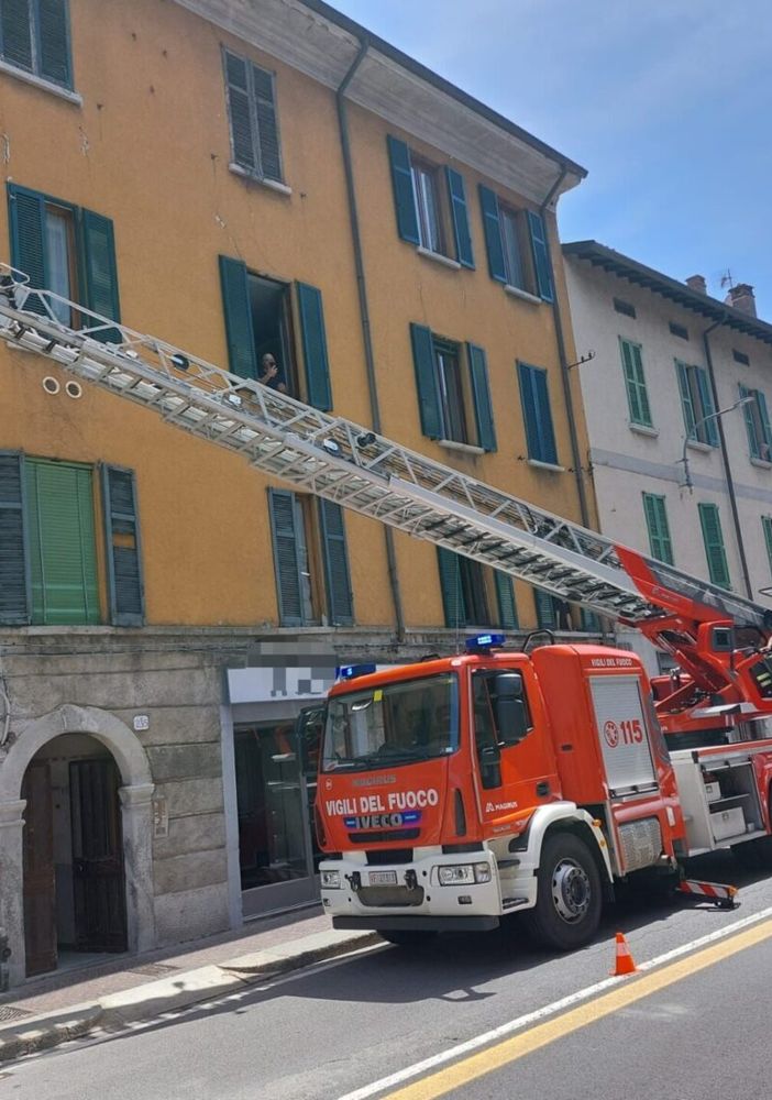 L'intervento di oggi dei vigili del fuoco di Como nell'abitazione di via Milano