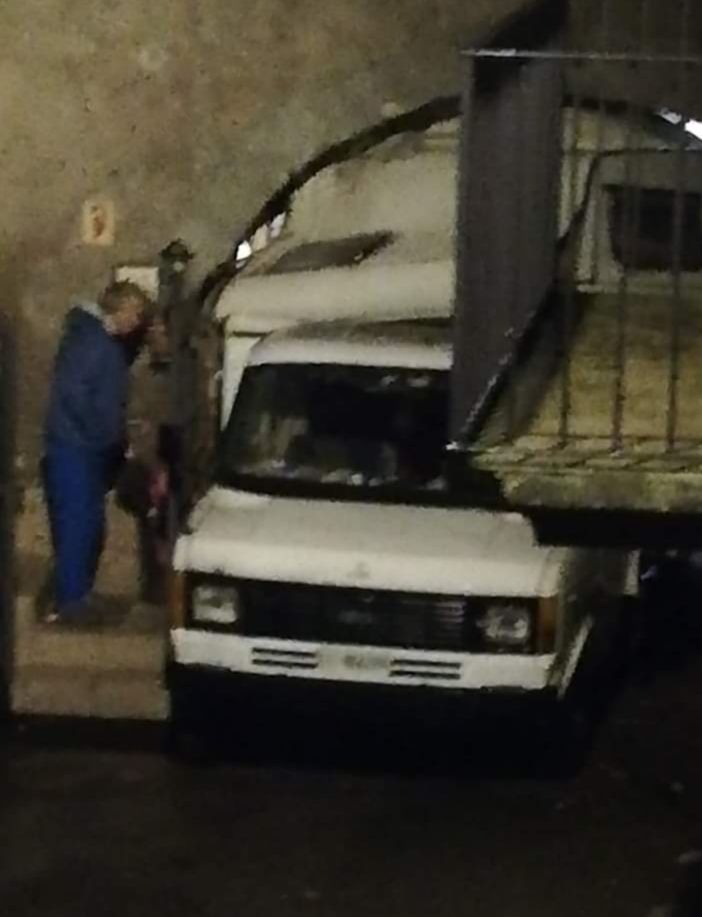 FOTO. Ignora i cartelli e si infila nella corte, camper incastrato in via Novellina