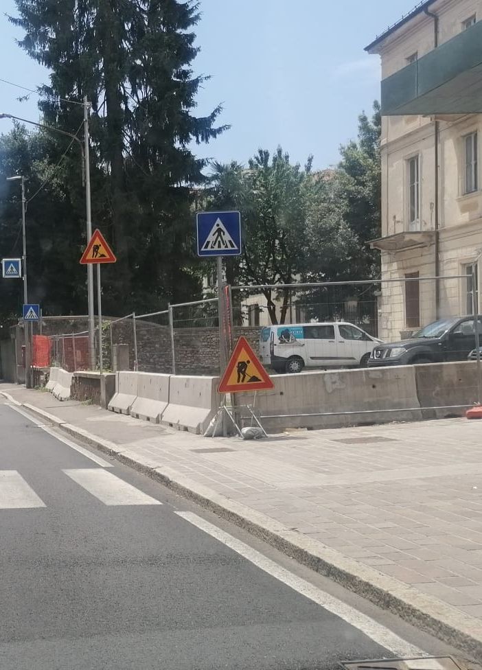 Multipiano Sempione poco accessibile: ingresso principale bloccato dalle barriere architettoniche