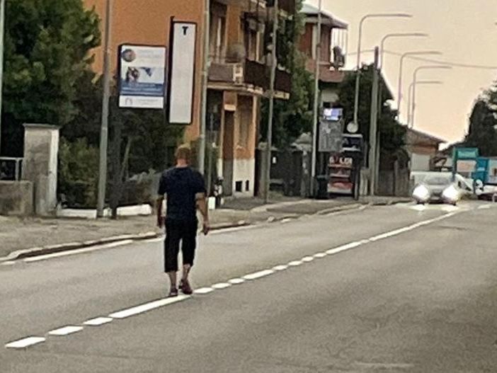 VIDEO Varese, uomo percorre viale Borri in mezzo alla strada tra le auto