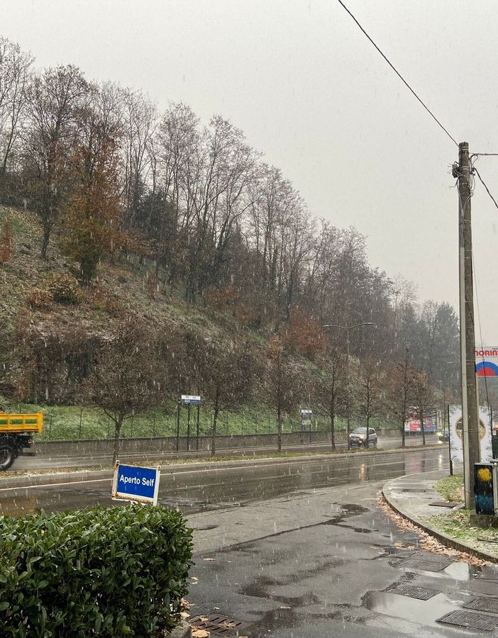 Primi fiocchi bianchi nel pomeriggio a Bizzozero (foto in alto e prima immagine sotto nella gallery), in viale Europa a Varese e al Tennis Club Casciago, poi a Castronno (due foto) e al Campo dei Fiori (ultimi tre scatti)
