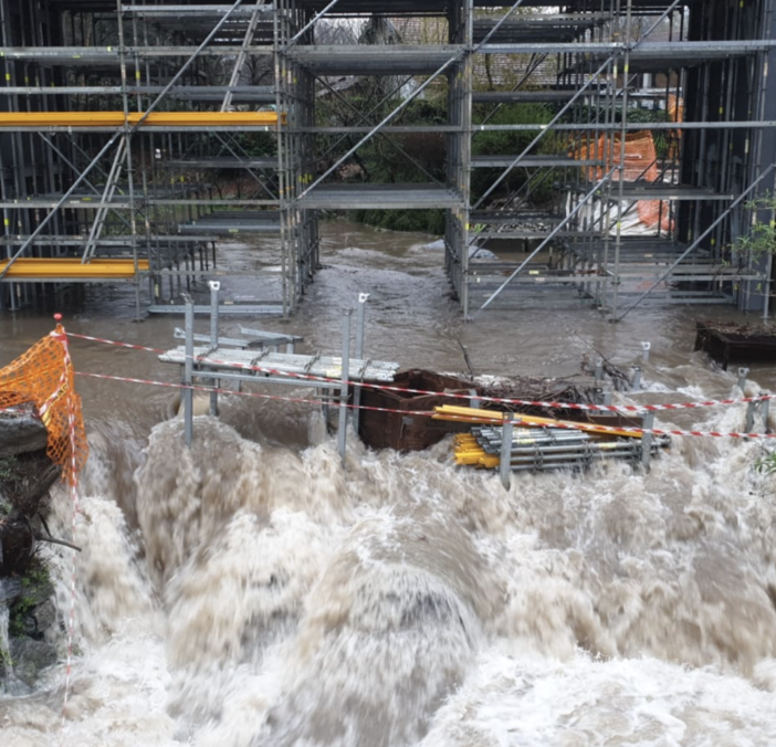 FOTO. Maltempo, il torrente Viganella esonda e allaga un cantiere