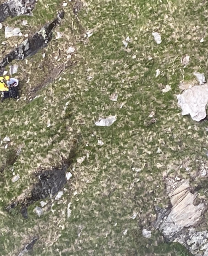 Escursionisti bloccati vicino a un burrone all'Alpe Devero. Salvati dall'elicottero dei vigili del fuoco