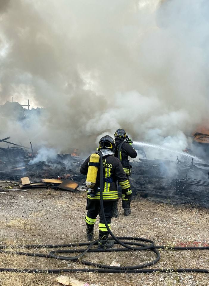 Cumulo di materiale in fiamme a Cairate. La colonna di fumo visibile anche dai paesi vicini