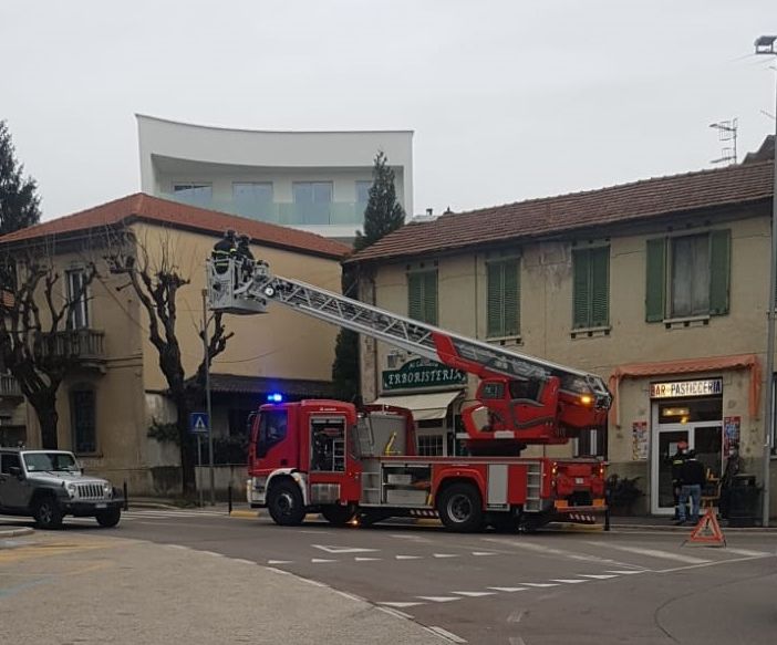 Comignolo pericolante in via XXV Aprile, vigili del fuoco in azione