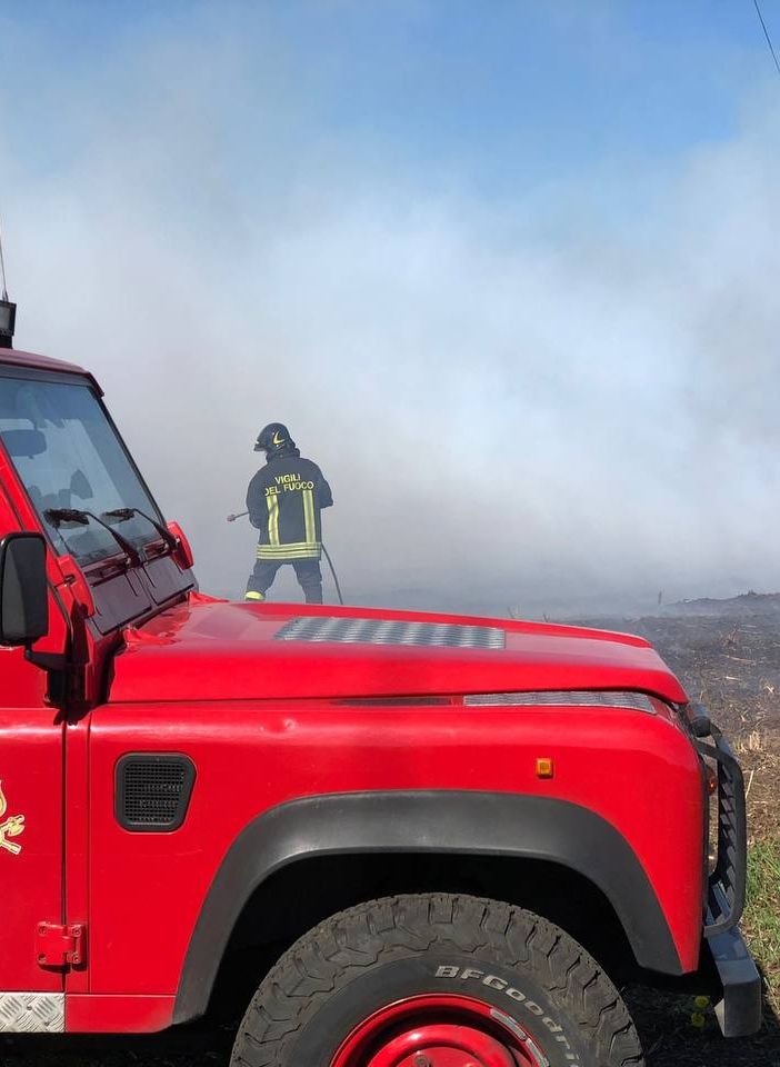 Incendi nei boschi, rogo sotto controllo a Marzio. Allerta altissima, il pericolo è il vento