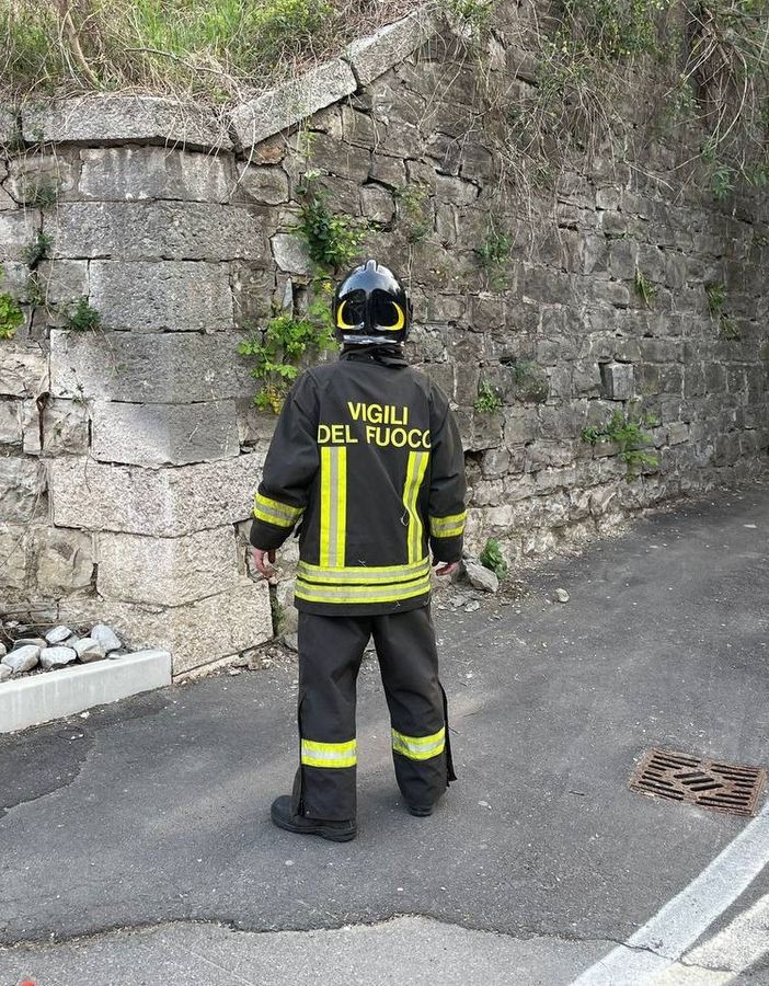 Via Dalmazia, cede il muro del ponte ferroviario. I vigili del fuoco transennano l'area