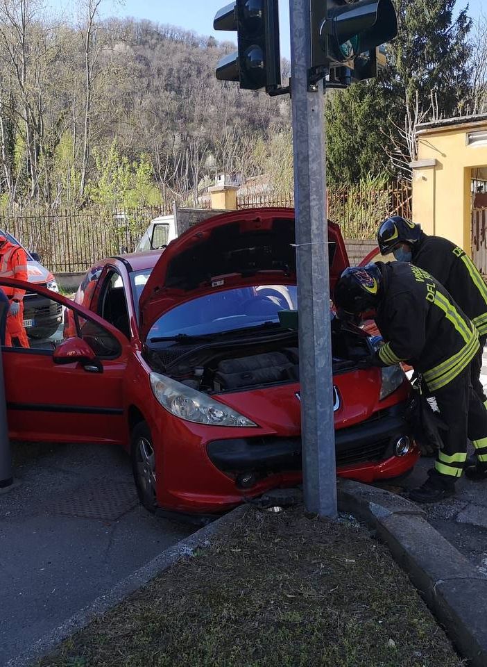 Laveno, incidente in via XXV Aprile, ferita ragazza di 22 anni