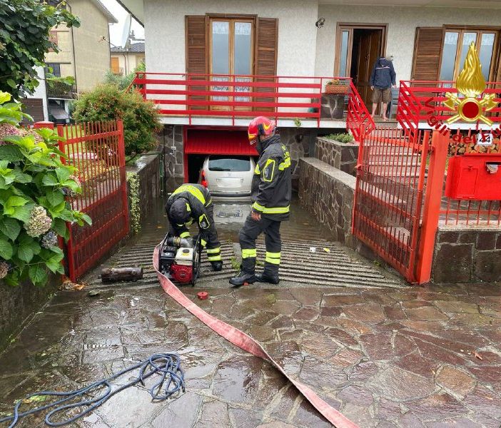 Maltempo, decine di richieste di intervento ai vigili del fuoco