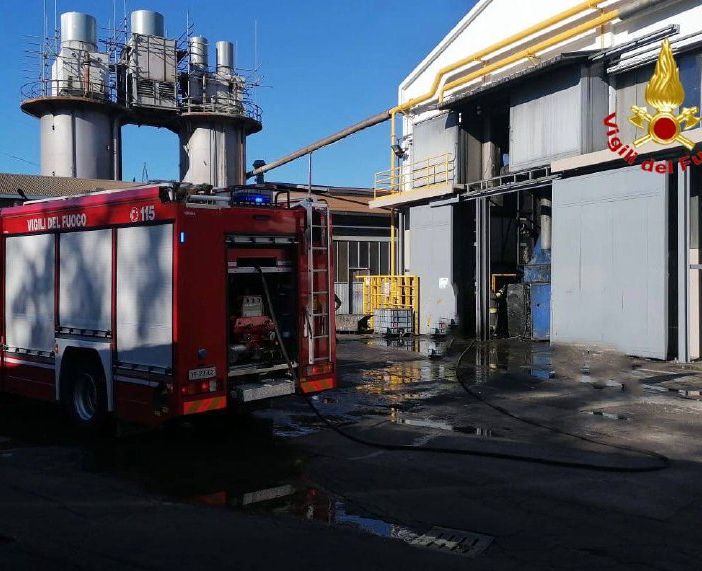 Macchinario prende fuoco in un'azienda di Sumirago, intervengono i vigili del fuoco