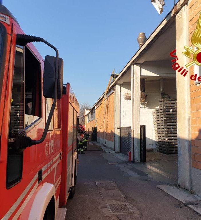 Gorla Minore, a fuoco camino in un'azienda. Intervengono i vigili del fuoco