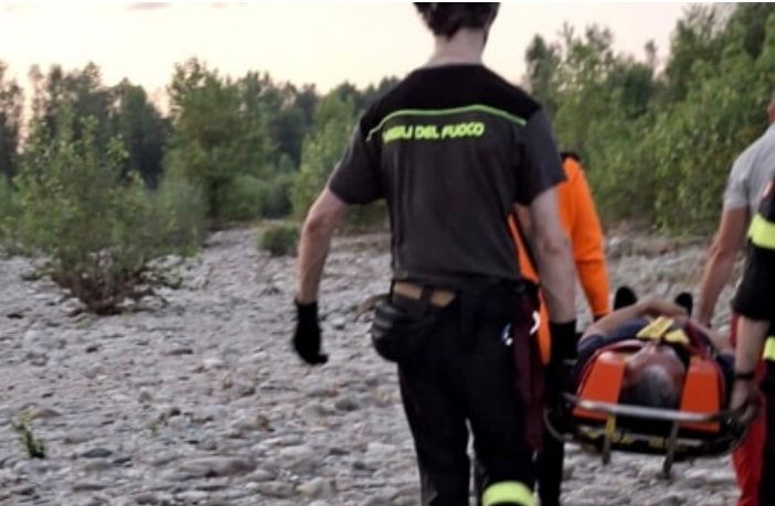 Uomo salvato dai vigili del fuoco su un isolotto a Turbigo