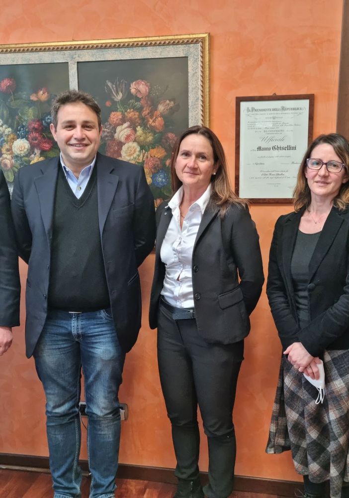 Il consigliere regionale Samuele Astuti, secondo da sinistra, fra Mauro e Cinzia Ghisellinii. A destra la coordinatrice dei corsi sociosanitari Paola Maestroni e la referente dei servizi al lavoro Chiara Massazza