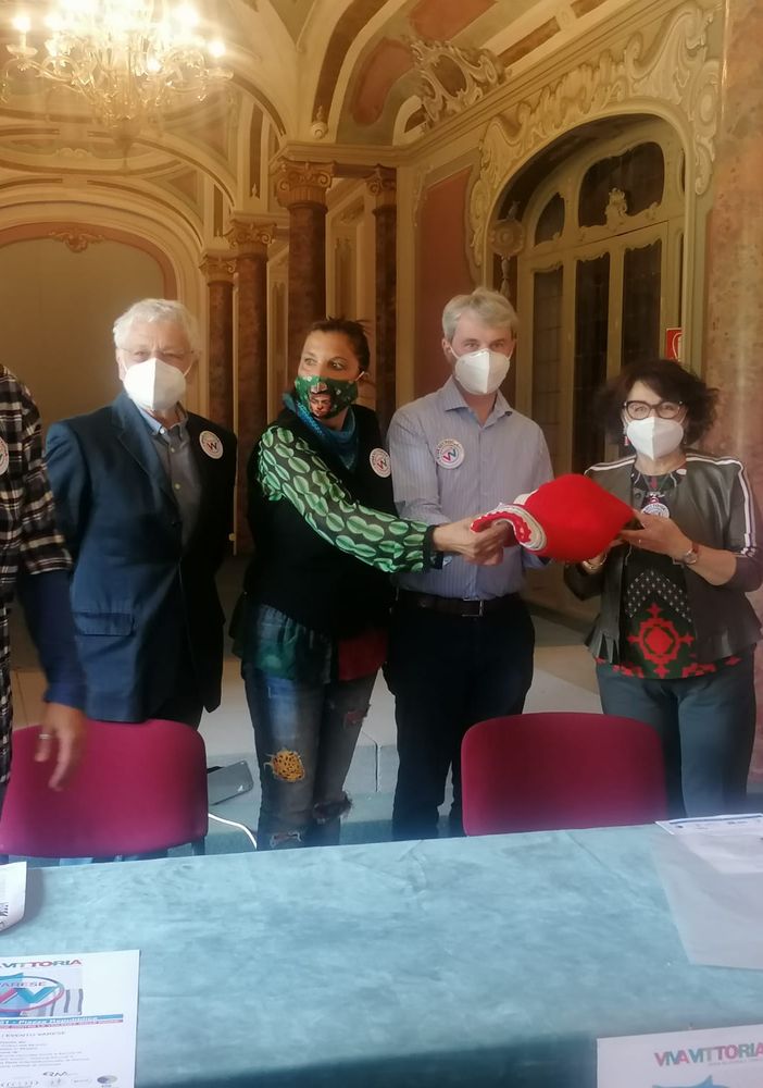 VIDEO. Max Laudadio fa la maglia contro la violenza sulle donne per il primo evento di Viva Vittoria Varese