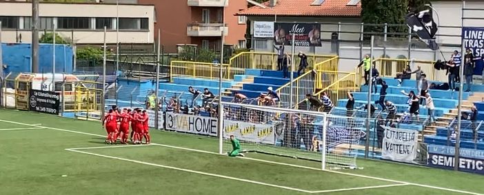 I tifosi bustocchi a Lecco lo scorso anno: lì fu la Pro ad avanzare