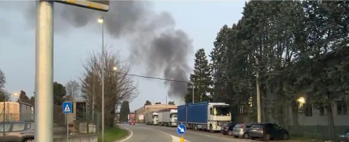 VIDEO. Rogo a Gorla Minore, chiusa la strada al traffico VIDEO. Rogo a Gorla Minore, chiusa la strada al traffico