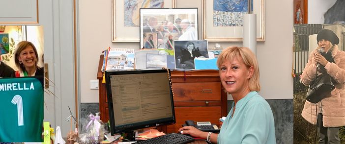 Mirella Cerini alla sua scrivania (sul muro si vede tra le foto quella con il Papa), da tifosa neroverde e la sera del videomapping natalizio