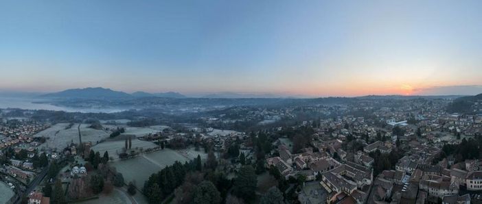 I fuochi di mezzanotte e l'alba del nuovo anno sul Varesotto: le immagini del drone salutano il 2026