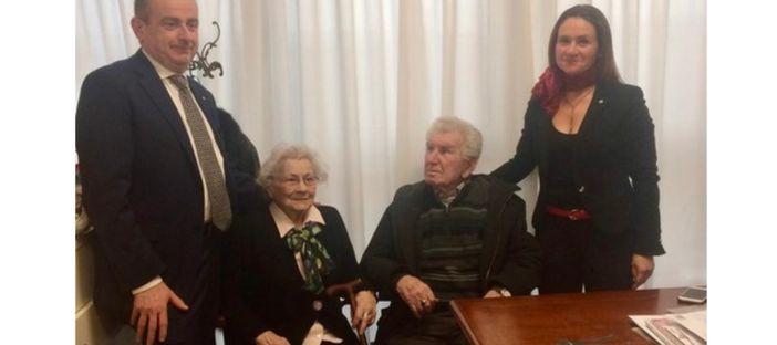 Il signor Enrico con la sua Olga e i nipoti Cinzia e Mauro Il signor Enrico con la sua Olga e i nipoti Cinzia e Mauro