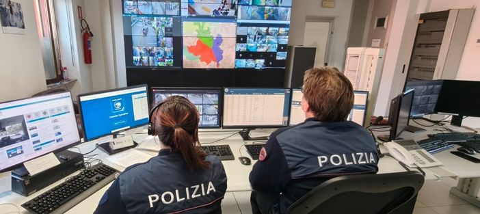 Atti osceni nei confronti di una giovanissima in stazione a Busto: fermato un pregiudicato dopo la segnalazione della ragazza su YouPol