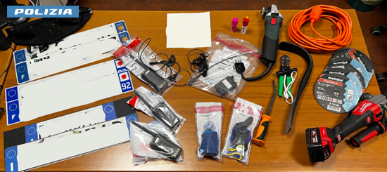 Furti in abitazione, bloccate due persone: in auto avevano flessibili, piedi di porco e spray al peperoncino Furti in abitazione, bloccate due persone: in auto avevano flessibili, piedi di porco e spray al peperoncino