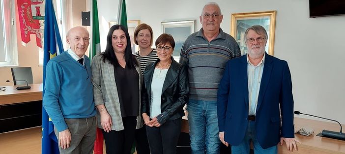 Il sindaco Elisabetta Galli e il gruppo di Qui per Esserci. Da sinistra, nella foto: Dal Zotto, Liguori, Donati, Galli, Polato e Luppi Il sindaco Elisabetta Galli e il gruppo di Qui per Esserci. Da sinistra, nella foto: Dal Zotto, Liguori, Donati, Galli, Polato e Luppi