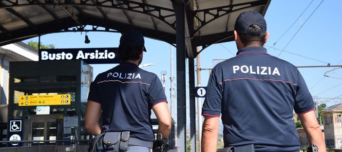 VIDEO. Rapinarono e accoltellarono un turista americano su un treno a San Giuliano Milanese: presi a Busto due tunisini