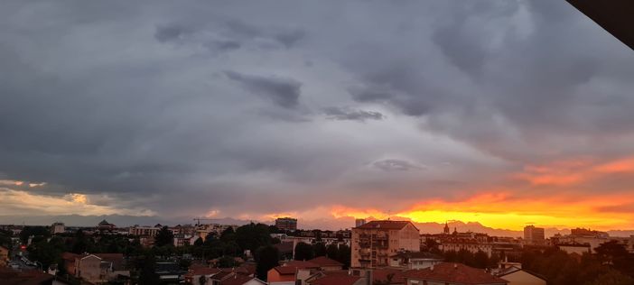 FOTO. Busto, un tramonto luminoso irrompe tra le nubi nel giorno del solstizio