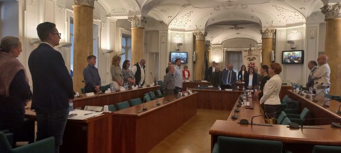 Il Consiglio ha preso il via con un minuto di silenzio per le vittime dell'incidente sul lago Maggiore e dell'alluvione in Emilia-Romagna Il Consiglio ha preso il via con un minuto di silenzio per le vittime dell'incidente sul lago Maggiore e dell'alluvione in Emilia-Romagna