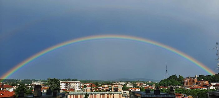 Il sole scaccia l'acquazzone: su Varese splende la magia dell'arcobaleno