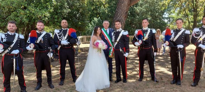Emozioni e alte uniformi: un matrimonio da favola