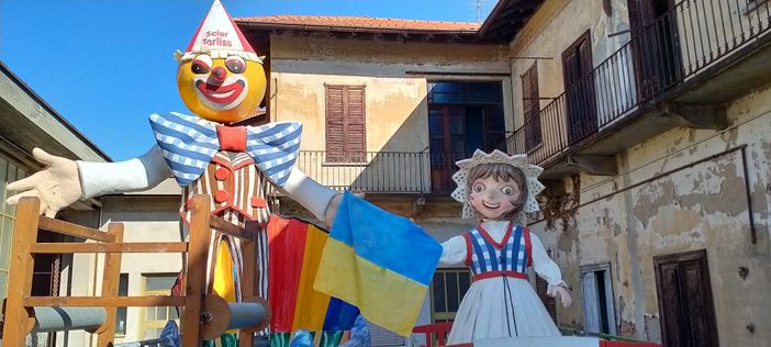 Le due maschere con la bandiera ucraina Le due maschere con la bandiera ucraina