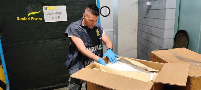 La Finanza di Varese stronca il mercato dell'ecstasy in Europa: sequestrati oltre sei tonnellate di sostanza per produrre 63 milioni di pasticche. Le indagini partite da Malpensa