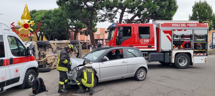 FOTO. Auto si ribalta dopo lo scontro all'incrocio: un ferito a Cassano Magnago
