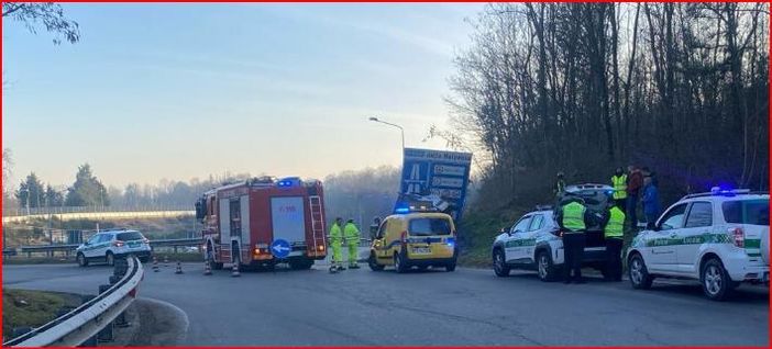 Autocarro si ribalta sulla rampa del T1 di Malpensa: illeso il conducente, traffico in tilt