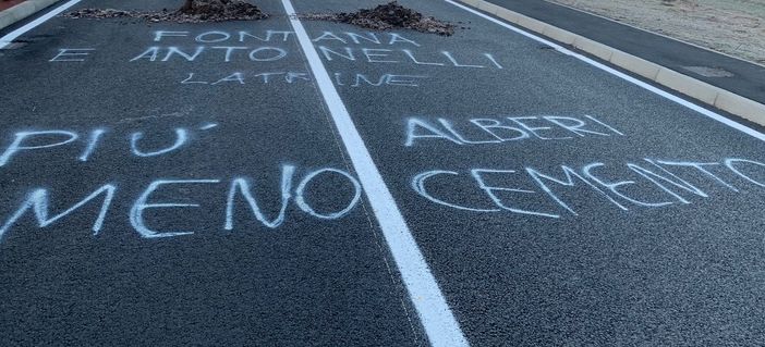 Nuovo sottopasso, il "caldo" benvenuto. Il sindaco: «Soliti imbecilli» Nuovo sottopasso, il "caldo" benvenuto. Il sindaco: «Soliti imbecilli»