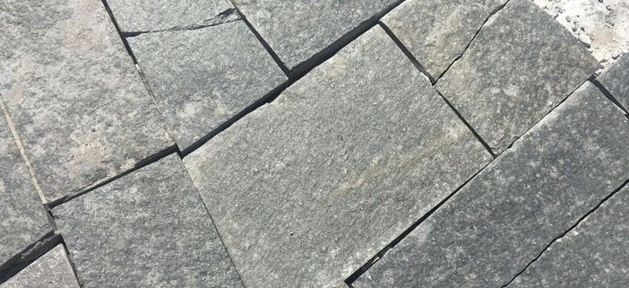 Le lastre ammalorate e la bella piazza