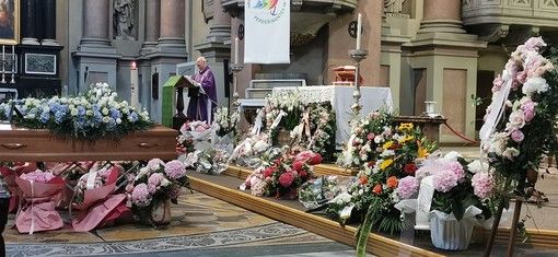 Addio ai creatori delle Barbie d'autore morti in A4: folla e commozione alla basilica di Novara