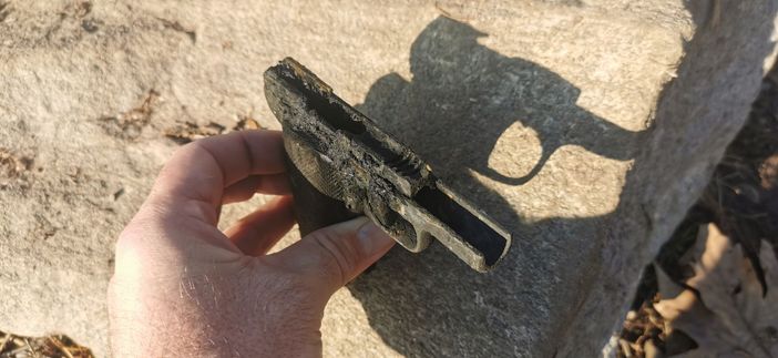 La pistola ritrovata nelle acque del lago di Varese dal pescatore "magnetico" Marco Gaspari La pistola ritrovata nelle acque del lago di Varese dal pescatore "magnetico" Marco Gaspari