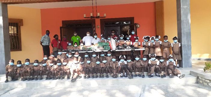 Arrivano le scarpe per andare a scuola e i piccoli di Haiti cantano di gioia