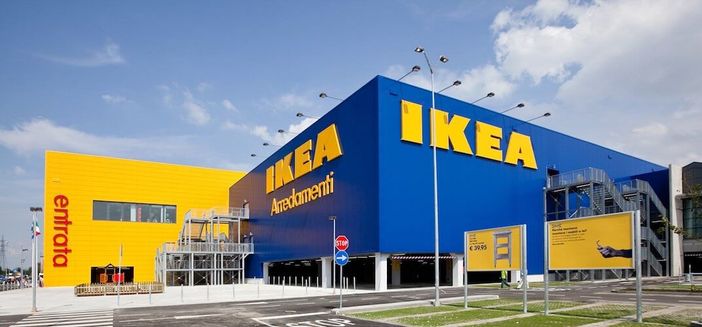 Sostanza irritante nell'aria: evacuate mille persone all'Ikea di Corsico