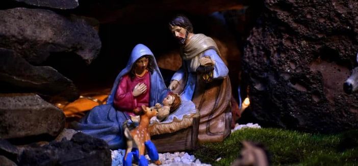 L'omaggio di Lussurzesa con le zampine medicate al Bambino: il presepe che commuove tutti