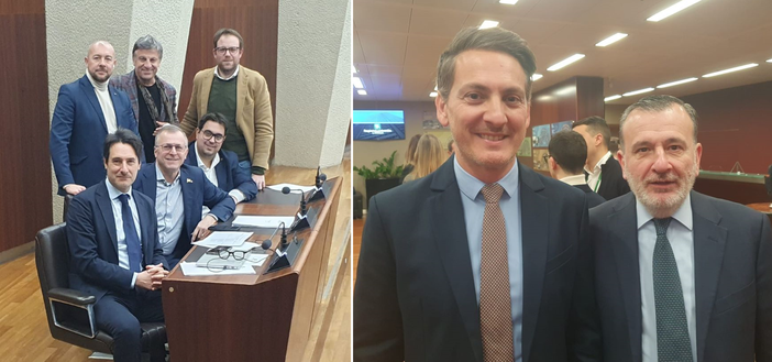 Licata, in primo piano, con i colleghi di Forza Italia. Nella foto accanto, da sinistra, Vizzardi e Ferrazzi Licata, in primo piano, con i colleghi di Forza Italia. Nella foto accanto, da sinistra, Vizzardi e Ferrazzi
