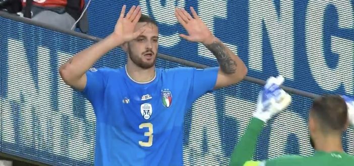 Gatti mentre si avvicina a Donnarumma nel secondo tempo e sotto accanto ad Abraham - foto dalla diretta Rai Gatti mentre si avvicina a Donnarumma nel secondo tempo e sotto accanto ad Abraham - foto dalla diretta Rai