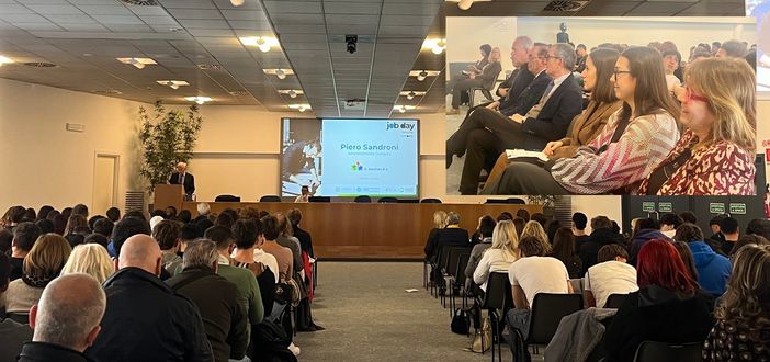 VIDEO. Il tessile fa emozionare 120 giovani: «Abbiamo bisogno di voi e dei vostri colori»